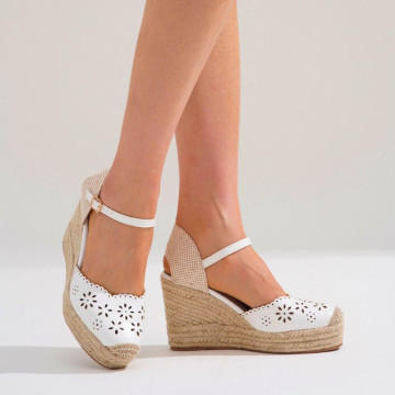 Women's open-back espadrille with wedge and flowers design.