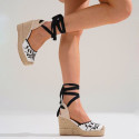Women's open-back espadrille with wedge and flowers design.