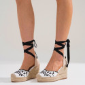 Women's open-back espadrille with wedge and flowers design.