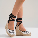 Women's open-back espadrille with wedge and flowers design.