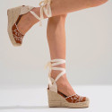 Women's open-back espadrille with wedge and flowers design.