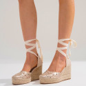 Women's open-back espadrille with wedge and flowers design.