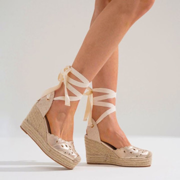 Women's open-back espadrille with wedge and flowers design.