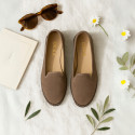 Women velvet Slipper shoes in trendy colors.