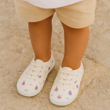 Cotton canvas Bamba type shoes with shoelaces and BOATS design.
