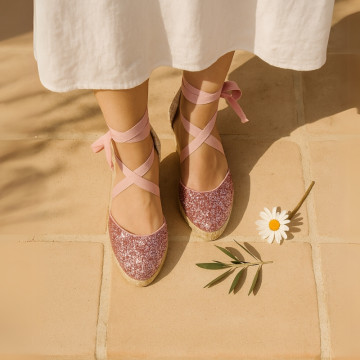 Alpargata mujer con cintas y piso doble en V en piel con Glitter rosa.