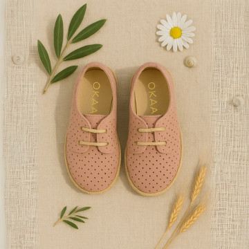 Zapato o Alpargata tipo Blucher con cordones y picados en piel serraje.