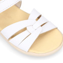 Sandalia niña respetuosa en piel con diseño trenzado en color Blanco.