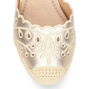 Women's open-back espadrille with wedge and flowers design.