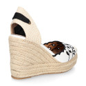 Women's open-back espadrille with wedge and flowers design.