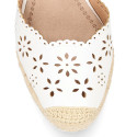 Women's open-back espadrille with wedge and flowers design.