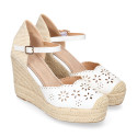 Women's open-back espadrille with wedge and flowers design.
