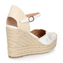 Women's open-back espadrille with wedge and flowers design.