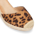 Alpargata mujer tradicional con cuña y diseño con estampado leopardo