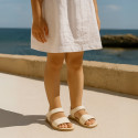 Sandalia niña vestir respetuosa Okaa Flex en color beige.