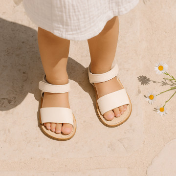Sandalia niña vestir respetuosa Okaa Flex en color beige.