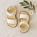 Sandalia niña vestir respetuosa Okaa Flex en color beige.