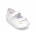 Classic little ballet flat shoes for babies with hook and loop strap and ribbon in patent leather.
