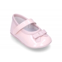 Classic little ballet flat shoes for babies with hook and loop strap and ribbon in patent leather.