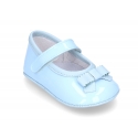 Classic little ballet flat shoes for babies with hook and loop strap and ribbon in patent leather.