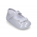 Classic little ballet flat shoes for babies with hook and loop strap and ribbon in patent leather.