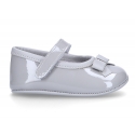 Classic little ballet flat shoes for babies with hook and loop strap and ribbon in patent leather.