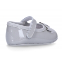 Classic little ballet flat shoes for babies with hook and loop strap and ribbon in patent leather.