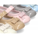 Classic little ballet flat shoes for babies with hook and loop strap and ribbon in patent leather.