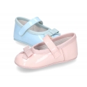 Classic little ballet flat shoes for babies with hook and loop strap and ribbon in patent leather.