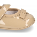 Classic little ballet flat shoes for babies with hook and loop strap and ribbon in patent leather.