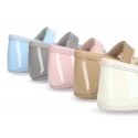 Classic little ballet flat shoes for babies with hook and loop strap and ribbon in patent leather.