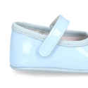 Classic little ballet flat shoes for babies with hook and loop strap and ribbon in patent leather.