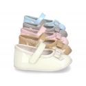 Classic little ballet flat shoes for babies with hook and loop strap and ribbon in patent leather.