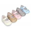 Classic little ballet flat shoes for babies with hook and loop strap and ribbon in patent leather.