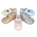 Classic little ballet flat shoes for babies with hook and loop strap and ribbon in patent leather.