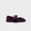 Mercedita mujer en terciopelo morado con lazo