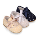 Zapatito tipo blucher con lazo y estrellas en serraje.
