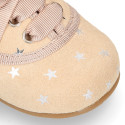 Zapatito tipo blucher con lazo y estrellas en serraje.