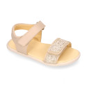 Sandalia barefoot niña beige con glitter y doble cierre adherente