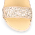 Sandalia barefoot niña beige con glitter y doble cierre adherente
