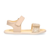 Sandalia barefoot niña beige con glitter y doble cierre adherente
