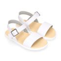 Sandalia barefoot niña blanca con hebilla