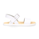 Sandalia barefoot niña blanca con hebilla