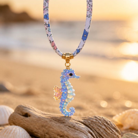 Gargantilla caballito de mar con cordón floral inglés