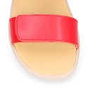 Sandalia barefoot niña coral con doble cierre adherente