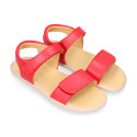 Sandalia barefoot niña coral con doble cierre adherente