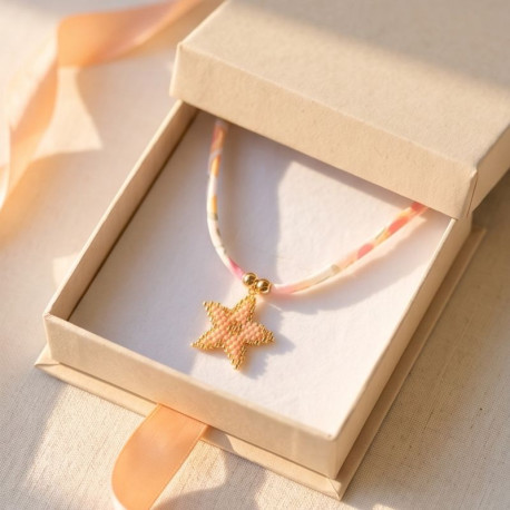 Gargantilla estrella de mar con cordón floral inglés