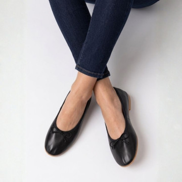 Soft Nappa leather classic girl ballet flats with adjustable ribbon in Black color.