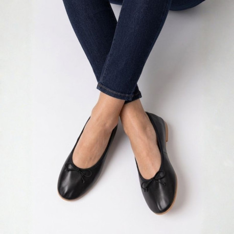 Soft Nappa leather classic girl ballet flats with adjustable ribbon in Black color.