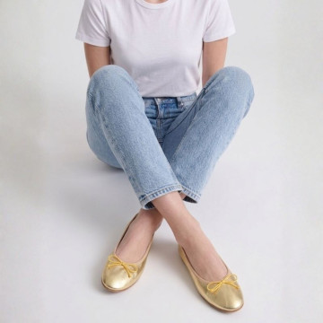 Soft Nappa leather classic girl ballet flats with adjustable ribbon in Gold color.